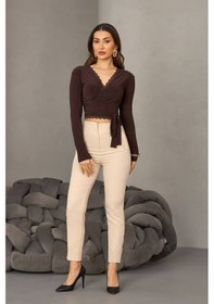 Resim Kadın Dantel Detaylı Kruvaze Bağlamalı Crop Bluz Kahve 