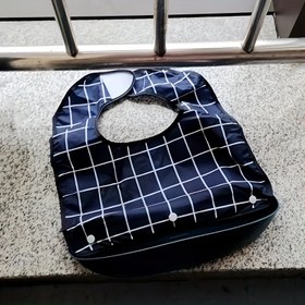 Resim Yaşlı Bakımı İçin Cepli Yetişkin Önlüğü, Salya Bezi ve Yemek Torbası ile Besleme Önlüğü 