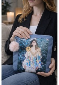 Resim Kız Görselli Pul Payetli Aplikeli Ponponlu Portföy Clutch El Ve Makyaj Çantası 29x25 Cm Renkli 