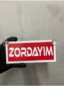 Resim Kırmızı Renk Üzeri Beyaz Renk Zordayım Yazılı Vantuzlu Cam Süsü 