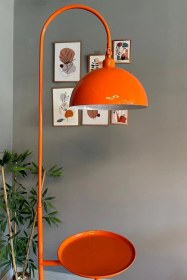 Resim Dimmerli Işığı Ayarlanabilen Işığı Artırılıp Azaltılabilen Turuncu Tepsili Hareketli Başlık Metal Lambader Turuncu 