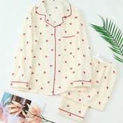 Resim 1 Set Kadın Çilek Baskılı Pijama Seti, Casual Stil Polyester Uyku Giysileri, Düğmeli Detaylı Uzun Kollu Yaka Üst ve Uzun Pantolon, Tüm Mevsimler İçin Düğmeli Ön Lounge Takımı 