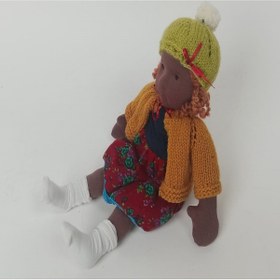 Resim Adosgood Beyaz Ponponlu Siyahi Waldorf Bebek, Sarı Şapka, Kırmızı Kurdeleli Gül Baskılı Oyun Arkadası 