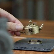 Resim Yoga, otel ve çay seremonisi için eski dağ sandal ağacı tütsüsü ile birlikte tütsü tutucu olan Zen tarzı yaratıcı antika pirinç metal tütsü tutucu, ev içi hava arıtıcısı, yapışmaz toz tabağı bulunan 1 adet mini çaydanlık tasarımı tütsü yakıcı 