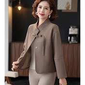 Resim Çin öğeleri ile kadınların şık ceketi, toggle düğmeleri, gizli cepler, uzun kollu, küçük yaka ve rahat, şık tasarımı ile, güzel bir kompleks yüzü olan kadınları daha da güzelleştirir. 