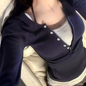 Resim Kadınlar için Y2K Dar Kesim Renk Bloklu Tişört - Lacivert & Gri Tonlu Uzun Kollu Üst, Beyaz Düğme Benzeri Yaka Detayı, Makinede Yıkanabilir Tüm Mevsimler İçin Çok Yönlü Gömlek (Ofis, Parti) 