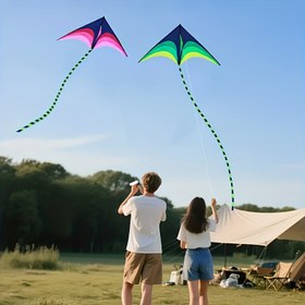 Resim 198 cm uzun kuyruklu uçurtma, kademeli renk tasarımı, dayanıklı malzeme, kolay uçuş için üçgen şekil, açık alanlarda uçurmaya uygun 