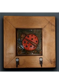 Resim Ahşap Çerçeveli Seramik El Yapımı Handmade Uğur Böceği Anahtarlık 14,5x14,5x2,5cm Çerçeveli 