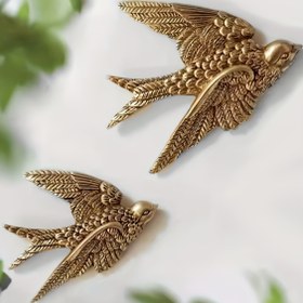 Resim 1 adet Altın Uçan Kuş Duvar Süsü, Reçine ile Üretilmiş Kırlangıç Figürü, Sanat Deco Tarzı Ev Vazosu, Elektrik Gerektirmez, Tüysüz, İç Mekan Süsü|Zarif Duvar Sanatı|Altın Kaplama, Kuş Dekoru 