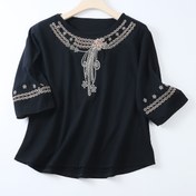 Resim Vintage ilhamlı yeşil işlemeli bluz, kontrast trim ile - Yarım kollu, yuvarlak yaka, bol kesim, sanatsal günlük üst kadınlar için, yaz etkinlikleri, günlük giyim bluz | Vintage tarzı üst | Asimetrik hem şir 