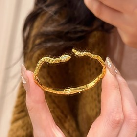 Resim Kadınlar için altın tonlu bakır alaşımlı, şık ve sofistike tasarıma sahip, vintage burçlı ve yılan esinli açık manşet bilezik - Günlük giyim için şık bir aksesuar, rahat kıyafetler için elegant bir bilezik 