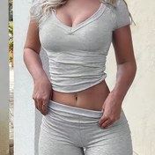 Resim Kadınlar için şık V-Neck Kısa Kollu T-Shirt ve Pantolon Takımı - Ruched Detaylı, Düz Renkli, Bahar/Yaz için mükemmel, Rahat Kıyafet|Ruched Detaylı Üst|Kısa Kollu Üst 