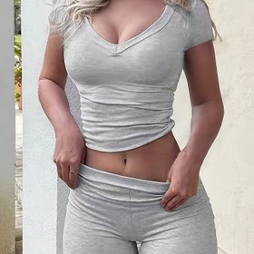 Resim Kadınlar için şık V-Neck Kısa Kollu T-Shirt ve Pantolon Takımı - Ruched Detaylı, Düz Renkli, Bahar/Yaz için mükemmel, Rahat Kıyafet|Ruched Detaylı Üst|Kısa Kollu Üst 