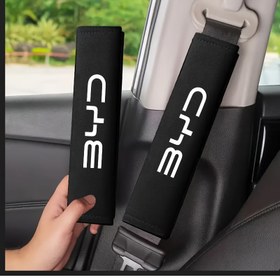 Resim BYD modelleri için uygun, rahat ve konforlu peluş kumaştan iki adet araç omuz pedi, kolaylık ve güvenlik kemer koruması için tasarlanmış. 
