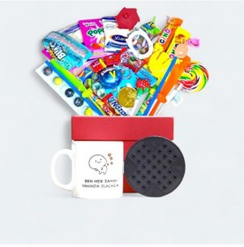 Resim Geçmişin İzlerini Taşıyan İçerikli Kırmızı Hediye Kutusu Ve Ben Her Zaman Yanında Olacağım Yazılı Kupa Bardak 