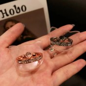 Resim GongtuShop 2.9x6.2cm Rastgele Stil Şeffaf Cep Telefonu Tutucu Yüzük Evrensel Kedi Ayı Yıldız Desteği Parmak Yüzük Tutucu iPhone Için Celular Standı (Yurt Dışından) 