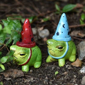 Resim 1 adet Büyüleyici Kurbağa Figürü, Şapkalarla Büyüleyici Reçine Kurbağa Figürleri, Miniatur Bahçe Hayvan Heykelleri, Rustik Ülke Stili, Süs Çiçek Temalı Peri Bahçesi Detayları, Püsküllü Bitkiler için Pil Gerektirmez, Dış Mekan ve İç Mekan 