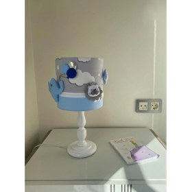 Resim Gri Bulutlu Mavi Beyaz Gümüş Renk Detaylı Karışık Hayvan Figürlü Bebek Çocuk Odası Masa Lambası 