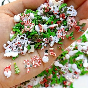 Resim 30 parça tırnak süslemesi içeren yeni Noel koleksiyonu, çoraplar, Noel ağaçları, kar adamları, el yapımı tırnak aksesuarları, küpeler, tokalar, telefon kılıfları ve çeşitli tarzlarda reçine el sanatları malzeme setleri içerir. 