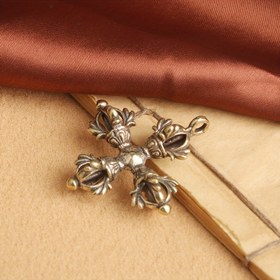 Resim Vintage Pirinç Haç Vajra Pestle Kolye - Tibet Dini Güç ve Koruma Sembolü, Antika Tarzı Süs, Ev Dekoru veya Manevi Uygulamalar için Mükemmel Hediye 