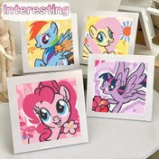 Resim 1 adet My Little Pony DIY Elmas Boyama Çerçevesi, 16.99*16.99 cm Yuvarlak Kristal Sticker Mozaik Sanat El Kit, Yaratıcı Ev Dekor Kutusu Masaüstü Süs Yatak Odası Ofis Oturma Odası için İdeal Okul Sezonu Doğum Günü Noel Hediyesi 