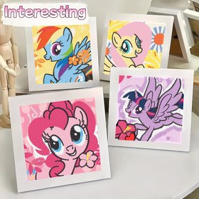 Resim 1 adet My Little Pony DIY Elmas Boyama Çerçevesi, 16.99*16.99 cm Yuvarlak Kristal Sticker Mozaik Sanat El Kit, Yaratıcı Ev Dekor Kutusu Masaüstü Süs Yatak Odası Ofis Oturma Odası için İdeal Okul Sezonu Doğum Günü Noel Hediyesi 