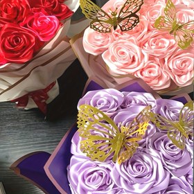 Resim 100 Adet El Yapımı Kumaş Gül Yaprakları ve İpek Kurdele Çiçekler - Karışık Renkler (Kırmızı, Pembe, Mor, Beyaz, Lavanta) Altın Kelebeklerle, Pil Gerektirmeyen DIY Ev Dekoru, Masa Süsleri, Anneler Günü, Babalar Günü, Mezuniyet Hediyeleri 