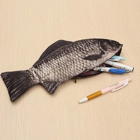 Resim 1 adet Simüle Edilmiş Sazan Kalem Kutusu, Fermuarlı Serin ve Yaratıcı Tuzlu Balık Şeklinde Kalem Kutusu, Rahat Hediye Komik El Çantası 