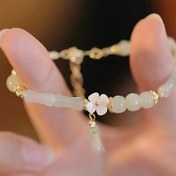 Resim Vintage Beyaz ve Altın Renkli Lotus Çekici Bileklik - Kadınlar İçin Retro Tarz Taklit Yeşim Taşlı Boncuklu Aksesuar, Günlük Giyim veya Hediye Seçimi İçin Mükemmel 