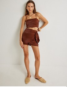 Resim Koton Koton X Şahika Ercümen - Kruvaze Mini Şort Etek Parlak Lyocell Kumaş Slim Fit Kahverengi 4sak70273ew Kahve 