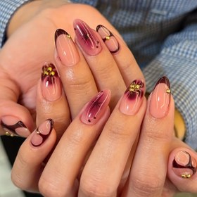 Resim 24 adet Zarif Çiçekli Almond Şekilli Yapışkan Tırnak, Uzun Boyutlu, Kırmızı ve Siyah 3D Çiçek Tasarımı ile Parlak Bitiş, Kadınlar için Çıkarılabilir Moda Tırnak Sanatı, Kolay Uygulama | Parlak Tırnak Bitişi | Dayanıklı Tırnak Parçaları, Tırnak Sanatı Aksesuarı 
