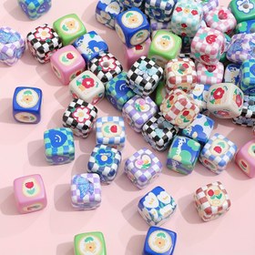 Resim 10 Adet El Boyaması Kare Boncuklar - Çeşitli Desenlerde Büyük Akrilik Gevşek Boncuklar (Çiçekli, Ekose, Meyve, Neşeli Yüzler) DIY Takı, Anahtarlık Aksesuarları, Kalem Süsleri için - Canlı Renkler, Dayanıklı El Sanatları Malzemeleri, Anahtarlık Dekorasyonu, Eğlenceli Boncuk Tasarımlar 