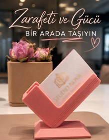 Resim Lucylund Kadınların Zarafetini ve Gücünü Yansıtan Özel Tasarım 3D Baskı Kartvizitlik Kartlık 