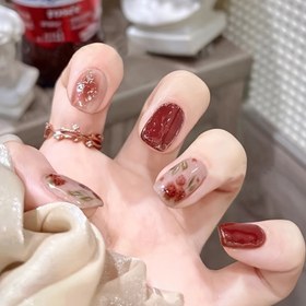 Resim 24 adet Altın Kaplama ile Kısa Nallı Kızılgül Çiçekli Düzensiz Dikişli Kare Nallar, Moda Manikür için Parlak Bitişli Sahte Tırnak Seti 