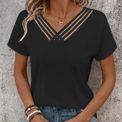 Resim Yaka Detayında Çapraz Örgü Ekleme ile Rahat ve Çok Yönlü Tasarım, Düz Renkli T-Shirt. 