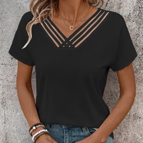 Resim Yaka Detayında Çapraz Örgü Ekleme ile Rahat ve Çok Yönlü Tasarım, Düz Renkli T-Shirt. 