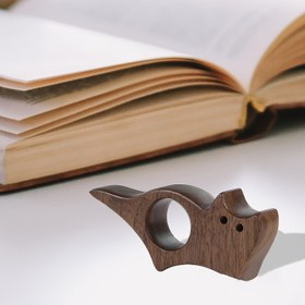 Resim Ergonomik Ahşap Başparmak Kitap Ayracı - Şık Siyah, Tek Elle Okuma Yardımcısı & Sayfa Tutucu, Kolay Kitap Severler için Rahat Tutuş 
