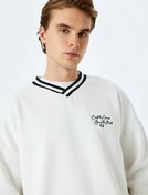 Resim Uzun Kollu Çizgi Detaylı Şardonlu Slogan İşlemeli V Yaka Sweatshirt 