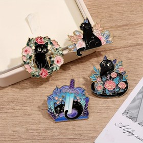 Resim 1 adet/4 adet Siyah Kedi Enamel Pini Gül Süslemeli, Pastel - Yaprak Tasarımı, Kılıç ve Yıldızlı - Çiçek Süslemeli Tasarımlar. Şapkalar, Çantalar, Giysiler için Harika Aksesuarlar. Kedi Severler ve Moda Tutkunları için Mükemmel Hediye 