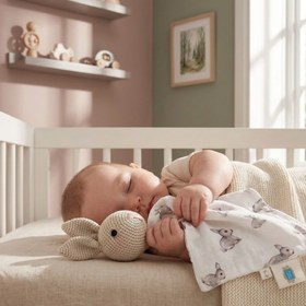 Resim Amigurumi Tavşan Örgülü Müslin Uyku Arkadaşı - Iconique Lapin 