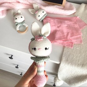 Resim Amigurumi Tavşan Çıngırak Çiçekli - Müslin Uyku Arkadaşı 