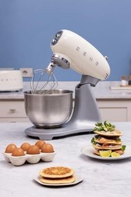 Resim Smeg, SMF04CREU mutfak robotu, 10 hız kademesi, Smooth Start sistemi ve denge fonksiyonu, 4,8 litrelik karıştırma kabı, motor emniyeti, 2 çırpma teli ve yoğurma kancası dahil, 800 W, krem rengi 