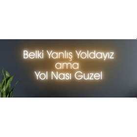 Resim Belki Yanlış Yoldayız Ama Yol Nasıl Güzel Yazılı Neon Tabela Turuncu 