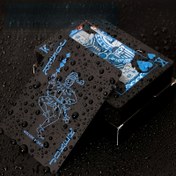 Resim Su Geçirmez PVC İllüzyoncu Poker Kartları - Sihirbaz Temalı Sanat Eserli Dayanıklı Plastik Destesi, Mavi ve Siyah Tasarım ile Oyun Geceleri, Partiler, Aile Eğlencesi & Dış Mekan Aktiviteleri için 