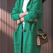 Resim Plus Beden Kadınlar İçin Şık Kablo Düğmeli Önü Açık Hırka - Uzun Kollu Kapüşonlu, Çift Cepli, Düşük Omuz Tasarımı İlkbahar/Sonbahar için, Rahat Günlük Giyim, Düğmeli Üst, Yüksek Kalite Kumaş 