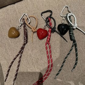 Resim Şık Angolalı Kırmızı Kalp Anahtarlık - Çanta ve Sırt Çantaları için Örgülü Halı Şans, Kadınlar ve Kızlar için Mükemmel Hediye 