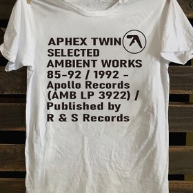 Resim Kadın Grafik Baskılı T-Shirt - Kısa Kollu Crew Neck Rahat Üst Yaz ve Bahar için, Beyaz Siyah Metin ile, Apex Twin Seçilmiş Çalışmalar Tasarımı, Yumuşak Polyester Karışımı, Rahat Kesim, Rahat Giyim için Mükemmel, Rahat Giyim | Müzik Temalı Üst | Yumuşak Kumaş Gömlek 