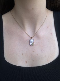 Resim Mor Detaylı Gold Sanat Kolye 