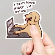 Resim Eğlenceli Altın Retriever Meme Sticker - "Ne Yapıyorum Bilmiyorum" Vinil Çıkartma, Parlak Bitiş, Düzensiz Şekil, Kristal Süsleme, Laptoplar, Telefonlar ve Daha Fazlası İçin Mükemmel, Eğlenceli Sticker | Canlı Köpek Tasarımı | Yüksek Kaliteli Baskı, Köpek Dekoru 