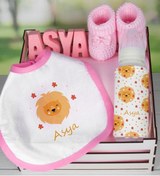 Resim Ejoya Ahşap Sandıkta Kişiye Özel Önlük Biberon Taş Isimlik Ve Patik Bebek Hediye Seti 109540 